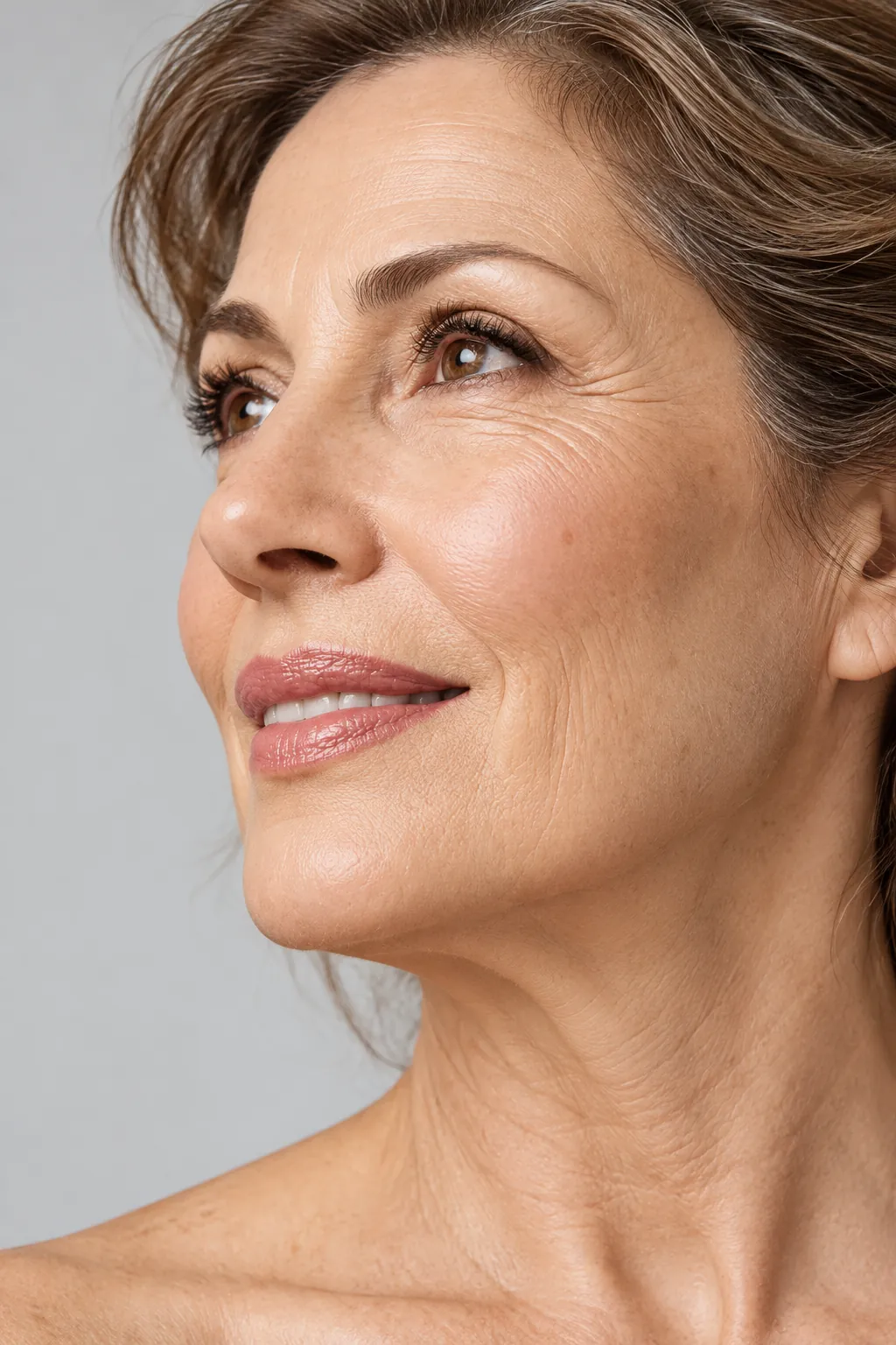 Lächelnde reife Frau im Profil mit natürlicher Hautstruktur – Symbolbild Biostimulation